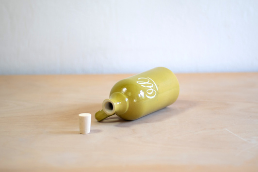 Butelka na oliwę. Zielona z dekoracyjnym napisem Oil. Z uszkiem.