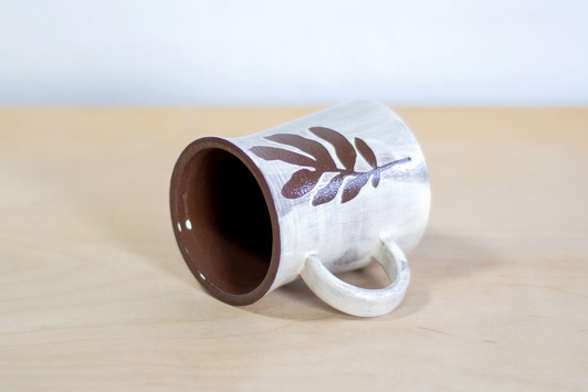 Kubek na kawę. Brązowo-Biały w kwiaty, wykonany ręcznie