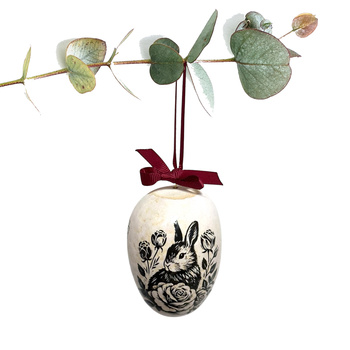 Jajko wielkanocne z bordową wstążeczką. Zając i ptaszek.