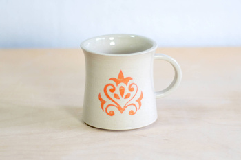 Kubek na kawę. Biały z koralowym dekorem