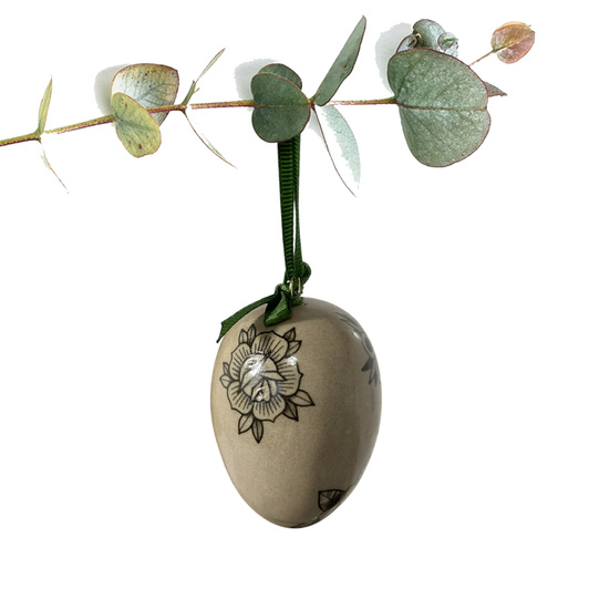 Jajko wielkanocne z zieloną wstążeczką. Kwiaty z haftowanek i tatuaży