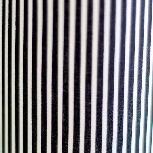 Lampka nocna biała z żyrandolkiem czarno-białe paski