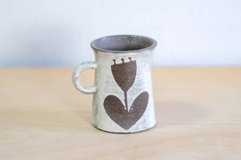 Kubek na kawę. Czarno-Biały w kwiaty, wykonany ręcznie