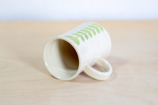 Kubek na kawę. Biały z zielono-żółtym kwiatem