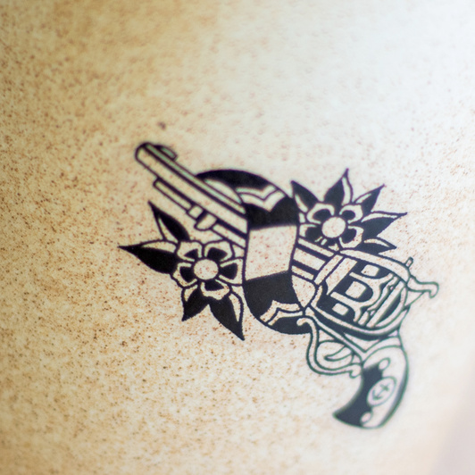 Wazon z tatuażami orzechowy