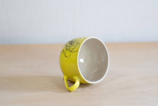 Filiżanka na kawę z tatuażami, żółta