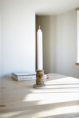 Świecznik orzechowy na średniej wielkości świecę