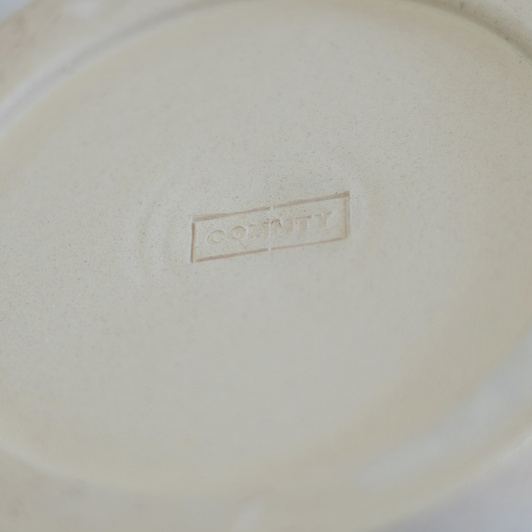 Wazon z tatuażami biały