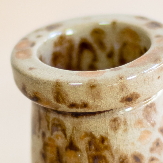 Świecznik orzechowy na średniej wielkości świecę