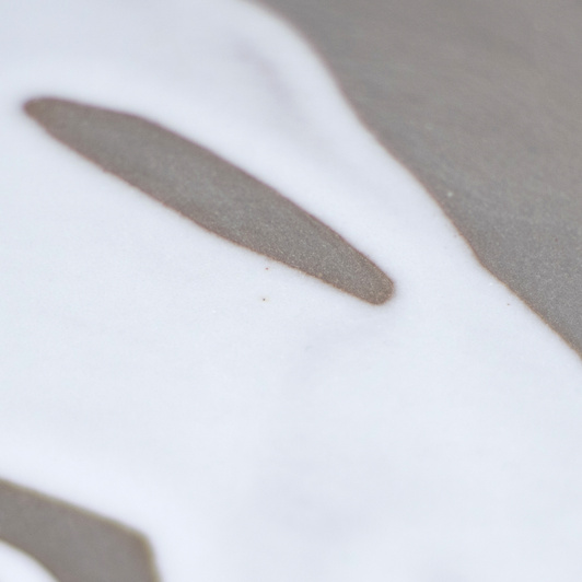 Talerz Szary Malowany Bielą