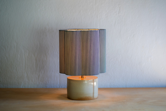 Lampka nocna biała z żyrandolkiem czarno-białe paski