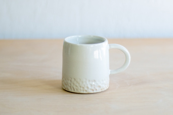 Kubek błyszczący biały z młoteczkowym detalem