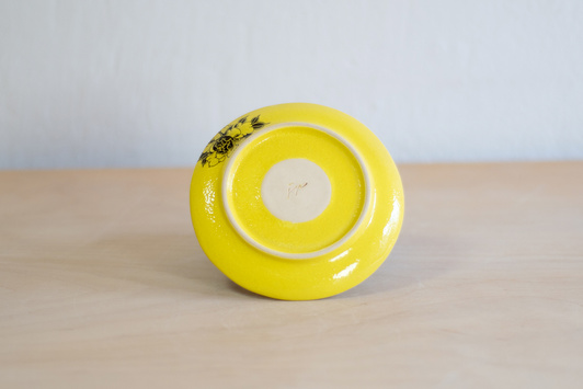 Spodeczek do małej filiżanki z tatuażami, żółty