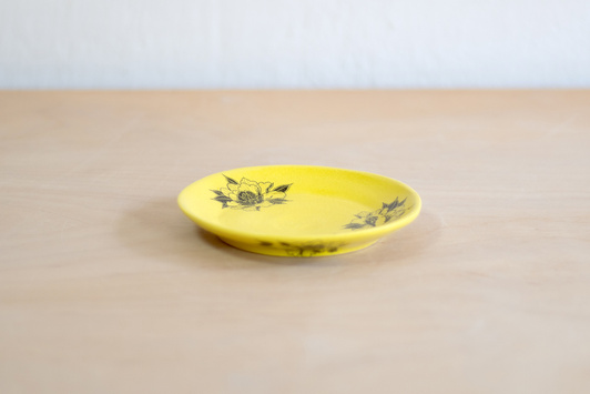 Spodeczek do małej filiżanki z tatuażami, żółty