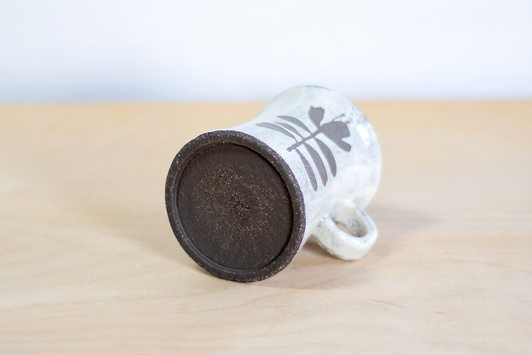 Kubek na kawę. Czarno-Biały w kwiaty, wykonany ręcznie