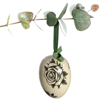 Jajko wielkanocne z zieloną wstążeczką. Kwiaty z tatuaży srebrne i czarne
