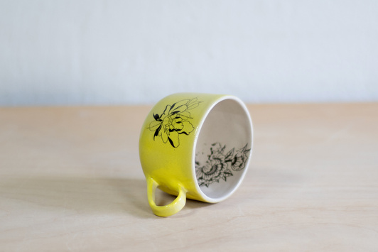 Filiżanka na kawę z tatuażami, żółta