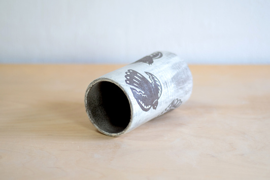 Wazon Bordowo-Biały dekorowany ręcznie wycinanką w ptaki