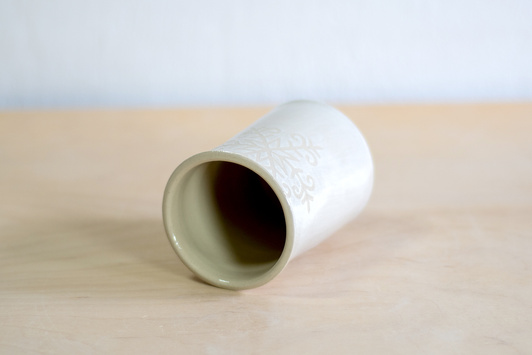 Wazon Biały dekorowany ręcznie wycinanką w gwiazdki