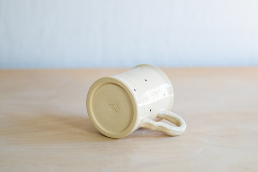 Kubek w czarne kropeczki