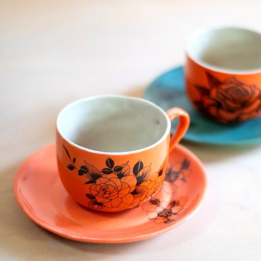 Spodeczek do dużej filiżanki z tatuażami, pomarańczowy