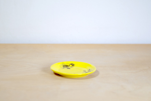 Spodeczek do małej filiżanki z tatuażami, żółty