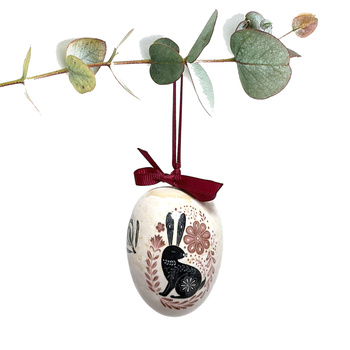 Jajko wielkanocne z bordową wstążeczką. Zając i ptaszek.