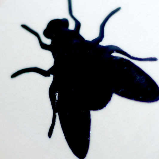 Kubek na kawę. Biało-Czarny w robale