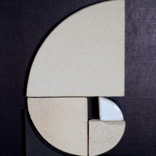 Dekoracja ceramiczna "Złoty Podział" Kremowo-Brązowa