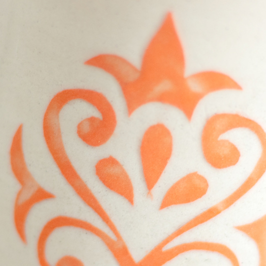 Kubek na kawę. Biały z koralowym dekorem