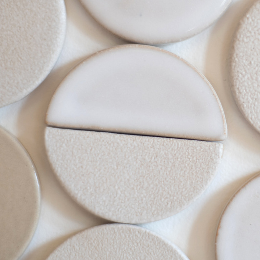 Dekoracja ceramiczna "Kółka i półkola" Białe kombinacje