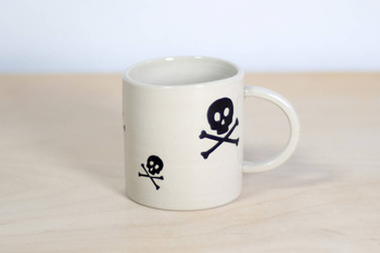 Kubek na kawę lub herbatę. Biało-Czarny w trupie czachy