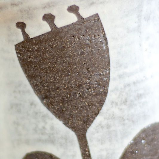 Kubek na kawę. Czarno-Biały w kwiaty, wykonany ręcznie