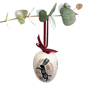 Jajko wielkanocne z bordową wstążeczką. Zając i ptaszek.
