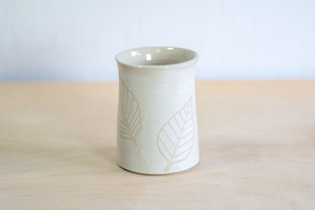 Wazon Biały dekorowany ręcznie wycinanką w liście