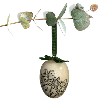 Jajko wielkanocne z zieloną wstążeczką. Koroneczki asymetryczne