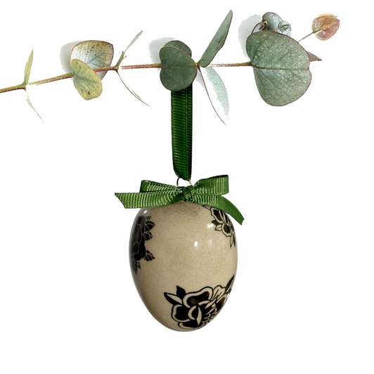 Jajko wielkanocne z zieloną wstążeczką. Kwiaty z tatuaży czarne i czarne