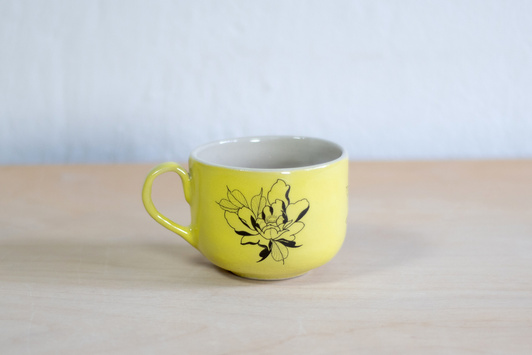 Filiżanka na kawę z tatuażami, żółta