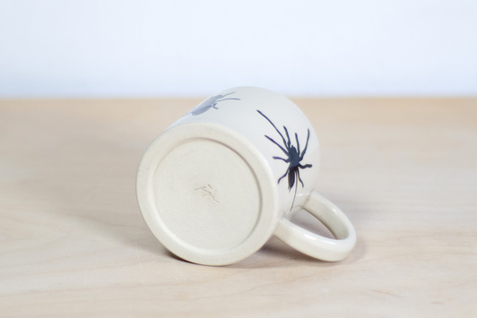 Kubek na kawę. Biało-Czarny w robale