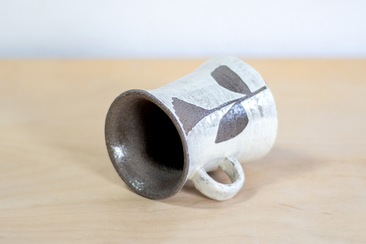 Kubek na kawę. Czarno-Biały w kwiaty, wykonany ręcznie