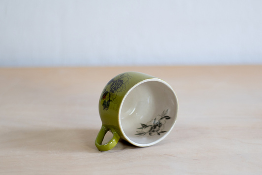 Filiżanka na kawę z tatuażami, zielona