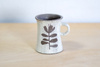 Kubek na kawę. Czarno-Biały w kwiaty, wykonany ręcznie