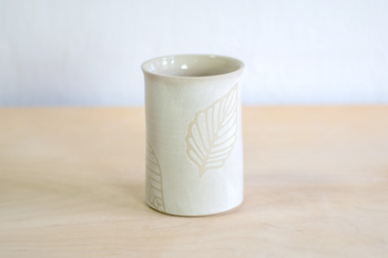 Wazon Biały dekorowany ręcznie wycinanką w liście