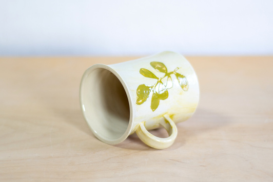 Kubek na kawę. Biały z koralowym kwiatem