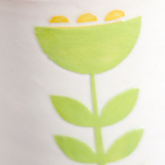 Kubek na kawę. Biały z zielono-żółtym kwiatem