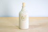 Butelka na oliwę. Biała z dekoracyjnym napisem "Oil". Bez uszka.