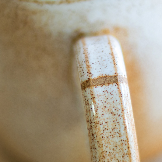 Kubek na kawę biały w kreseczki