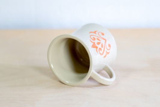 Kubek na kawę. Biały z koralowym dekorem