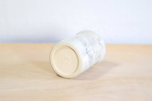 Wazon Biało-Szary dekorowany ręcznie wycinanką w kwiaty