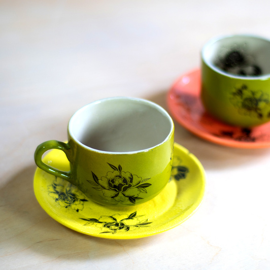 Spodeczek do małej filiżanki z tatuażami, żółty